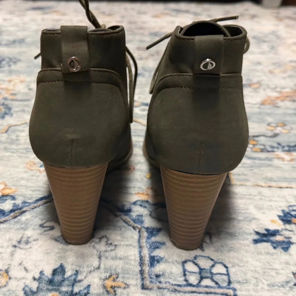 Like NEW 💖 Moss Green Nautica Wedge Booties
